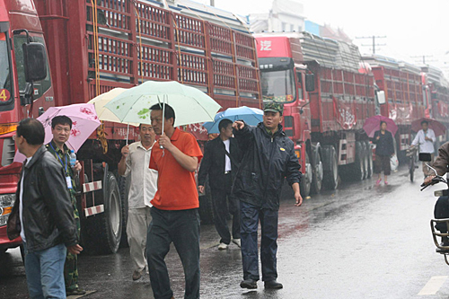 支援物資源源不斷送到災區(qū)