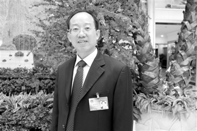 圖為全國(guó)人大代表、廣西壯族自治區(qū)林業(yè)廳廳長(zhǎng)、黨組書(shū)記陳秋華。